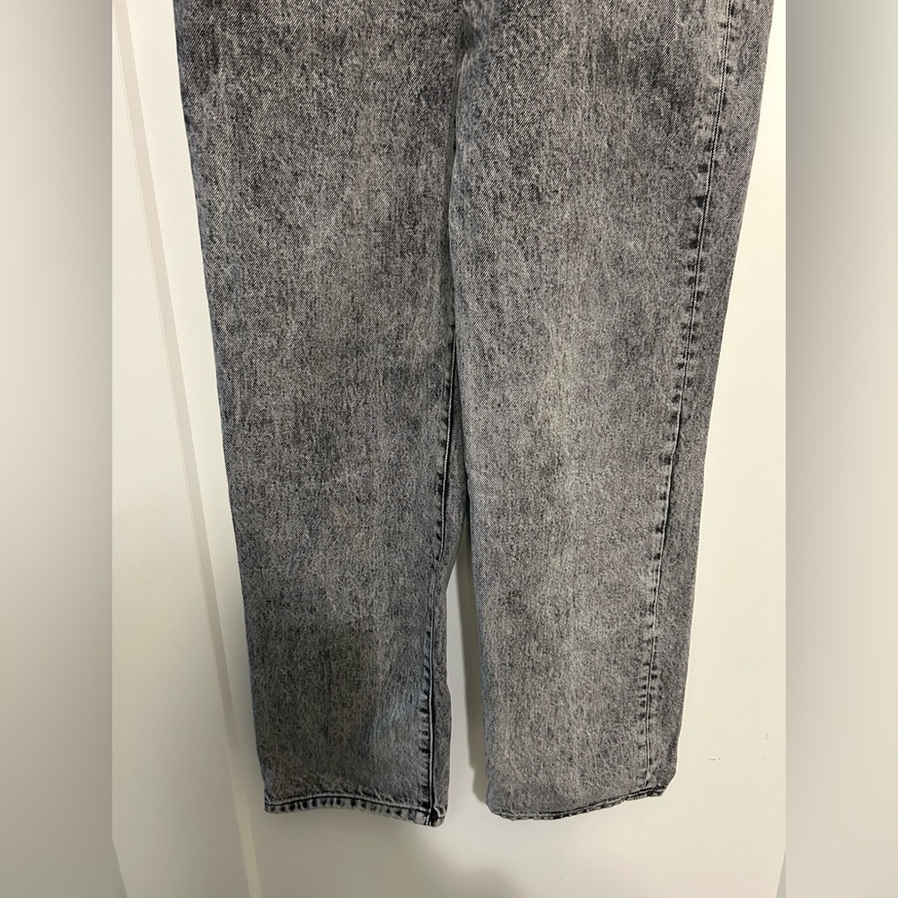 Like New Madewell Perfect Vintage Straight Leg Jeans in Acid Wash - Picture 4 of 11